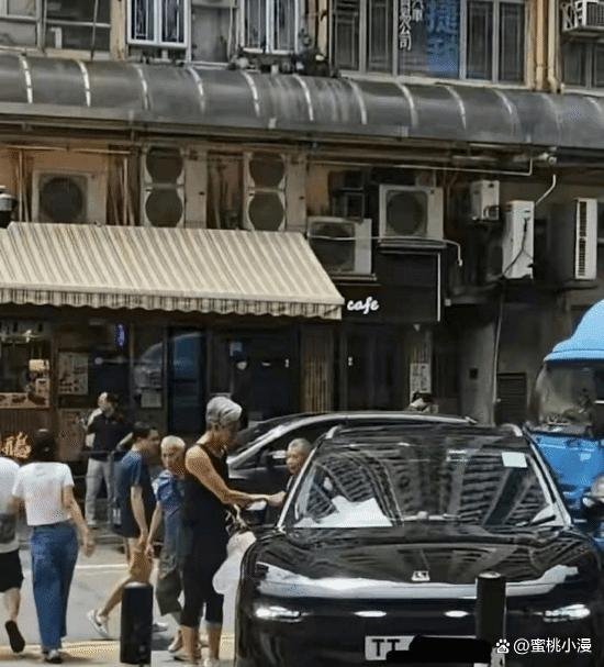 周润发低调买叉烧被偶遇，影帝生活接地气引热议 ​