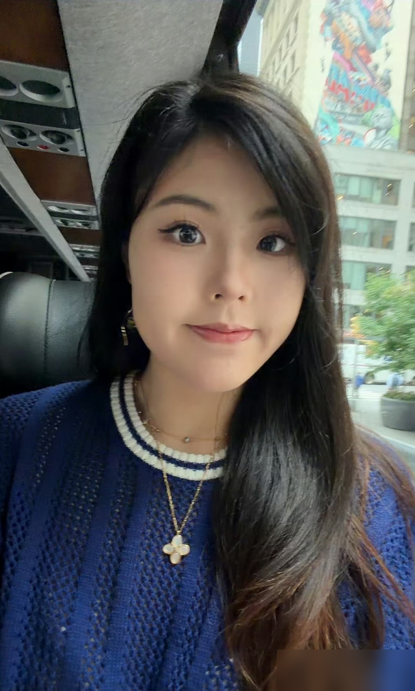 李月汝又坐了一整场冷板凳，一秒没上。
球队要打快，嫌她横移慢，嫌她拉不开空间。她减重了，三分练了，连妆容都改了，还是挤不进轮换。场均7.7分钟，全队最低。
别人急着回国集训，她不回。宁可在这把板凳坐穿，也不提前回去。
她说这是最后一次试了，站不稳就认。
这哪是打球，这是拿职业生涯在赌一个答案