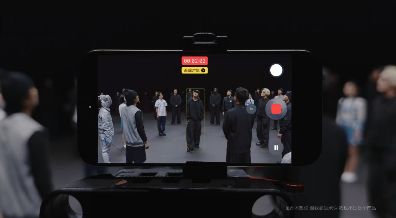 #王嘉尔拿新iPhone拍了啥# 我是真没想到王嘉尔的新歌《Thank You》整支 MV，全程都是用 iPhone18 Pro 拍的，真的是给手机影像玩明白了！

这款机子的后置主摄带可变光圈，4800万像素融合镜头，暗光画质干净没噪点。Pro级手动参数，能调快门抓拍高速舞蹈镜头，稳稳锁住他和舞群高速动作，细节一点不糊。 ​