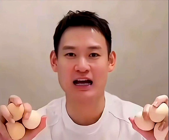 前国乒选手刘丁硕靠一场不点名却句句见真章的直播，与退役多年的张继科双双登上热搜。
 

隔空互撕、多日连更，中国乒协至今沉默。
 

10月19日他出面澄清“跟樊振东没仇”，反倒把偷笑门等陈年烂谷子的旧账全翻了出来，樊振东、王楚钦、王曼昱、张继科几乎被挨个卷了个遍。
 

说到底，这事的由头不过是一