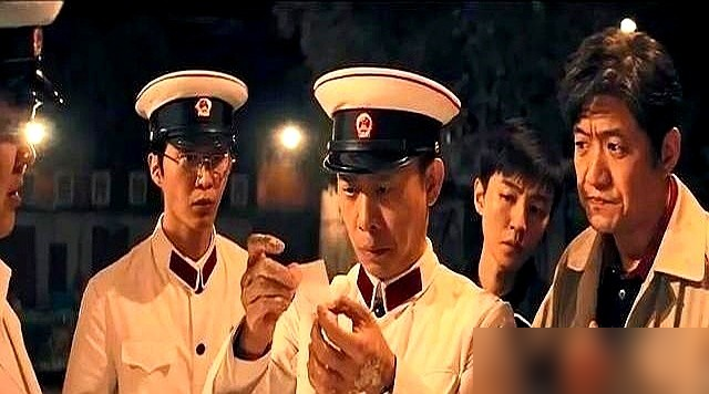 陈思诚这回把张译、李晨、邢佳栋全拽回来了，还塞进一个王俊凯。
网上一片骂，说又是老套路、卖情怀。
可想看那数字跟坐了火箭似的往上窜，拦都拦不住。
张译演崔道植，原型是七一勋章获得者，一辈子趴在痕迹上找真相。
戏里四桩大案横跨四十多年，戏外这伙人从《士兵突击》散伙到现在，也快二十年了。
当年