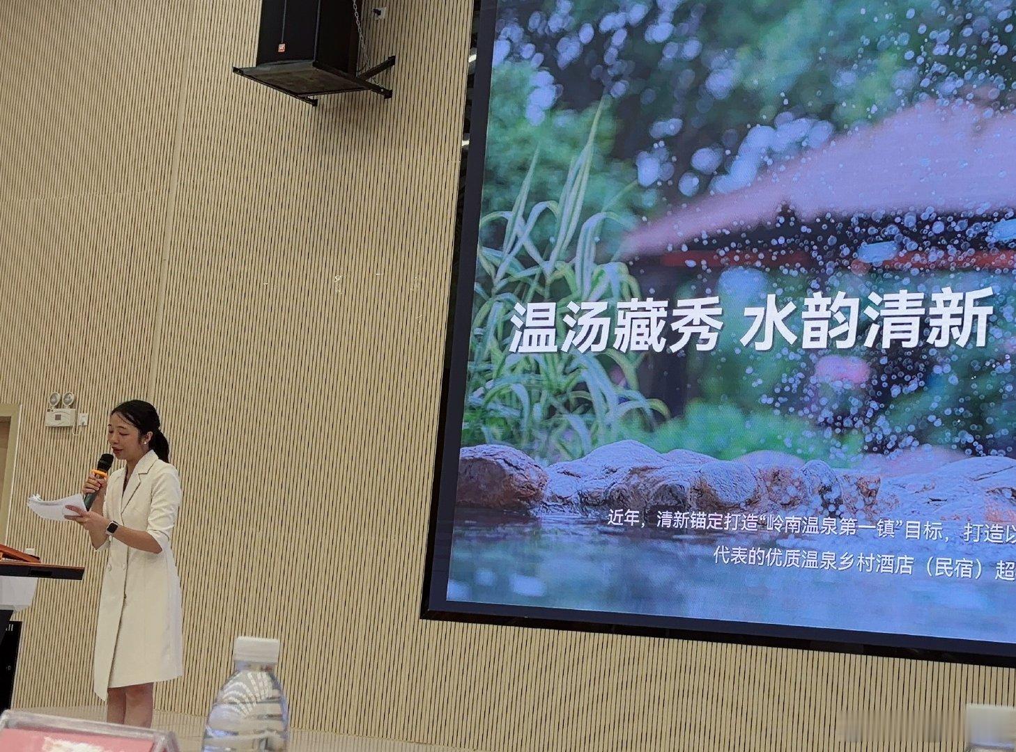 就挺巧的，外出参会刚好是家乡的项目走进职教城，会议主持一报名字，我才抬起来，没想到是高中常常主持晚会的校友，还是像以前那样有气质有台风[点赞] ​