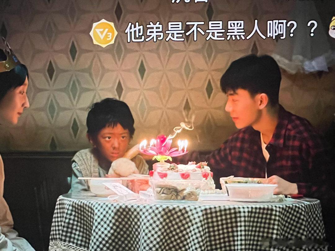 有个弹幕说小孩长得像邓超
之前还有说像孙俪的
我笑出鼻涕泡了 ​