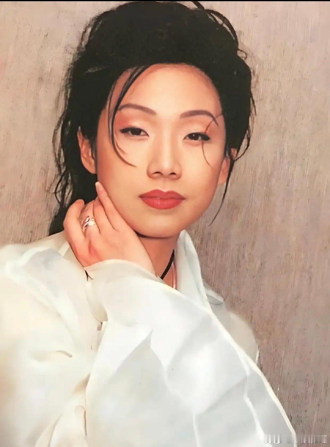 #林忆莲一开口便是时代回响##林忆莲把岁月唱进回响现场# 回响终章，歌声不息。林忆莲将光阴与故事化作歌声，没有轰轰烈烈的煽情，只用纯粹的演唱留下无尽回味。 ​