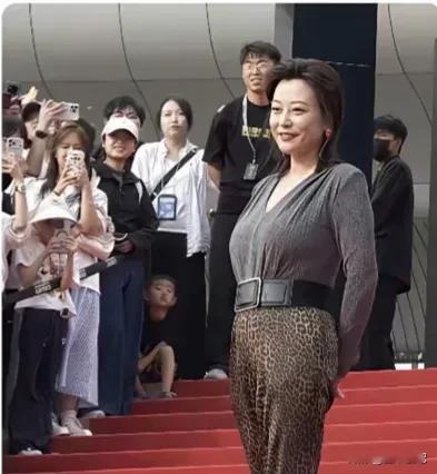 郝蕾这大半年瘦得太惊人，一百五十斤掉到一百斤，亮相电影节颜值大变样。

这下全网都在疯传她的减重方法，但是不少想要甩掉身上多余体重的普通人，直接就抄起了作业，并且把这套方法原原本本往自己身上套。

这件事的起点，是郝蕾接连在两个电影节公开亮相，晒出新造型和减重成果之后，连带她之前关于演员职业的发言也