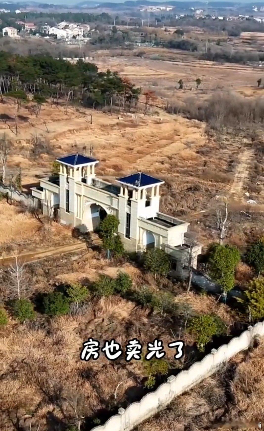 #恒大的烂尾楼该咋办呢#，应该是无限期等待，还要自觉交房贷，否则就是失信人员。

#江南微评# 烂尾业主要紧盯保交楼专班推进复工，也要善用法律手段固定自身权益。 ​