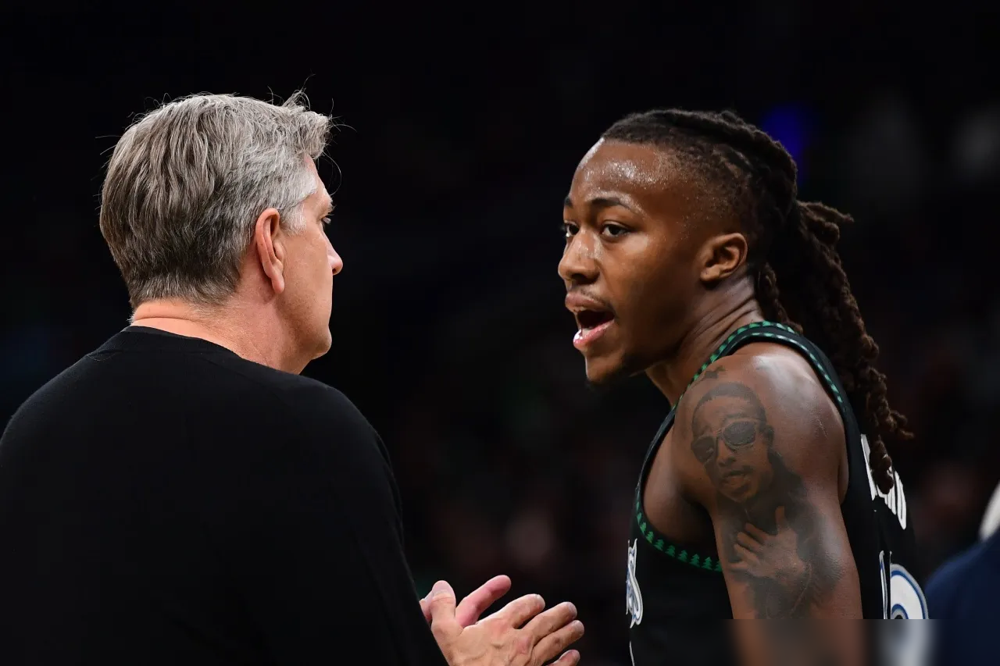 约基奇疯了！剩1.3秒，他冲刺半场，揪住麦克丹尼尔斯领口，全场炸锅！...