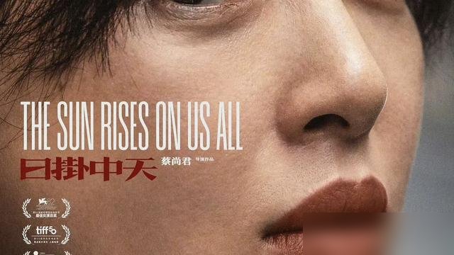 威尼斯影后，居然连金鸡提名都没混上，这事儿闹大了。
辛芷蕾刚在威尼斯拿了最佳女演员，转头金鸡奖名单一出来，最佳女主角没她。宋佳在《志愿军》里戏份不多，倒入围了女主。评委奚美娟出来解释，越解释，网友越不买账。
但你看辛芷蕾在干嘛。拍《金色》打戏天天误伤自己，直播里笑着说肉体疲惫直接融进角色。这边刚