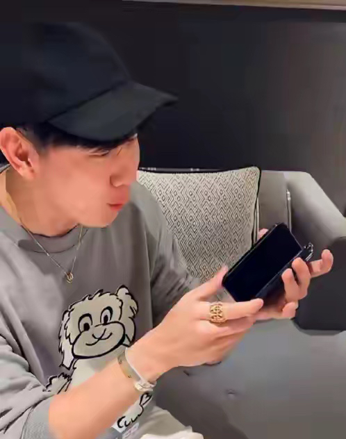 苹果首款折叠iPhone Duo开售，多位明星抢先上手，网上看法两极

苹果首款折叠屏iPhone Duo正式开售之后，迅速登上热搜，不少艺人、运动员晒出上手画面，引来大量网友围观讨论。

汪苏泷先是在演唱会现场展示新机，之后又发了用这台手机自拍的照片。郑恺、陈妍希、姜潮、林俊杰、吴艳妮、全红婵、谷