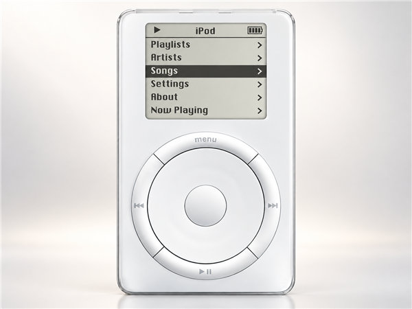 【#iPod诞生25周年#】苹果经典音乐播放器iPod迎来诞生25周年。

2001年10月23日，时任苹果CEO乔布斯正式发布第一代iPod。

这款曾经风靡全球的产品，不仅改变了人们听音乐的方式，也成为苹果发展历程中的重要里程碑。

初代iPod主打“把1000首歌装进口袋”，配备5GB硬盘、单色液晶屏和机械滚轮，最长续 ​