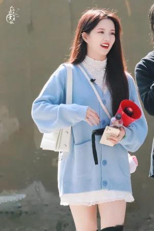 #刘些宁[超话]#lxn #刘些宁#lxn #刘些宁私服#

刘些宁私服清爽亮眼，笑容好治愈，简单穿搭也很有氛围感。 ​