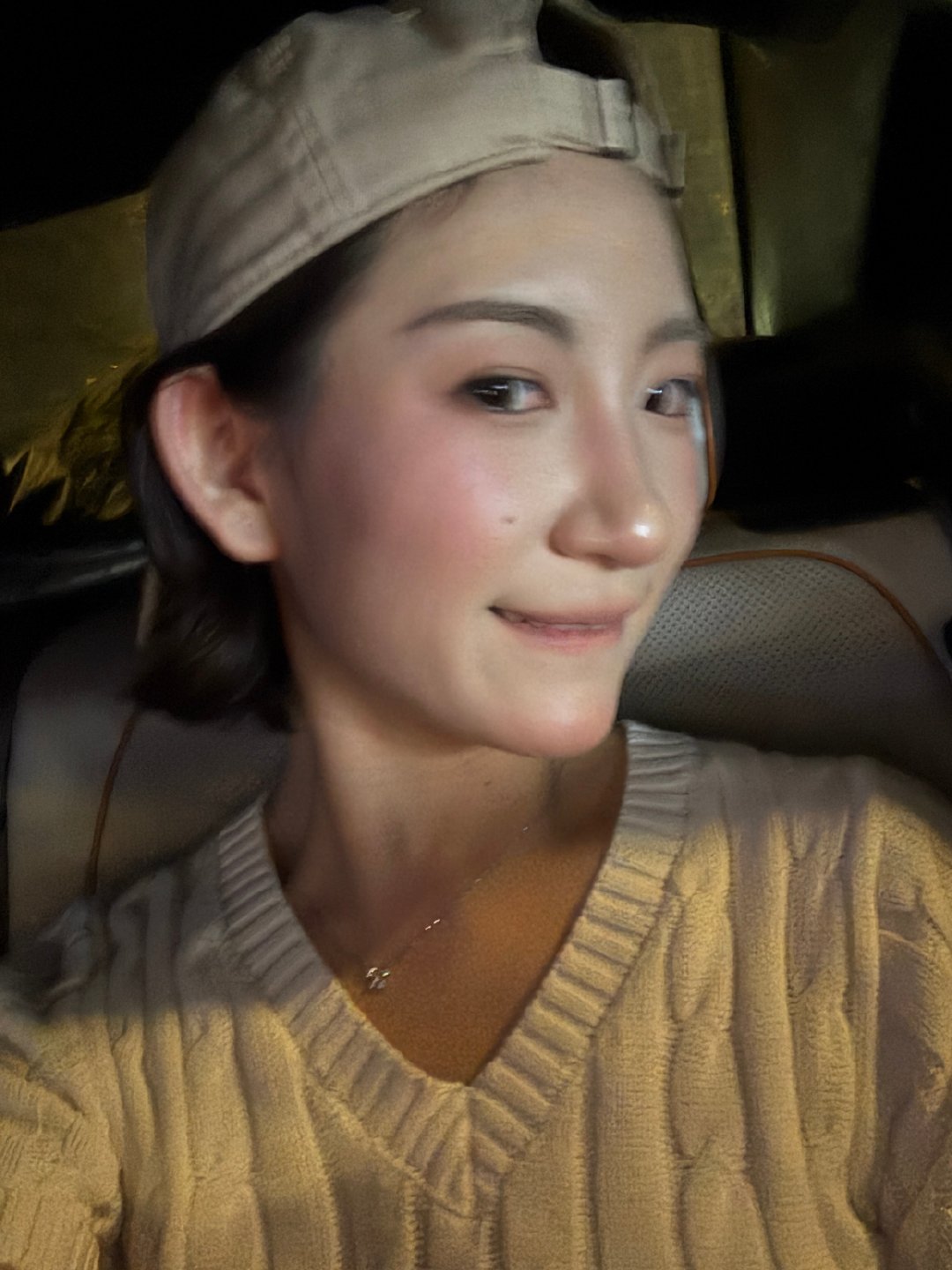 好好笑 我坐在网约车上开着窗户 在中山北路然后车子在过红绿灯的时候我一抬头刚好一个黑人大哥看到这样的我  抬头俩个人相视而笑 哈哈哈哈哈哈（因为觉得我很可爱吧哈哈哈哈哈 ​