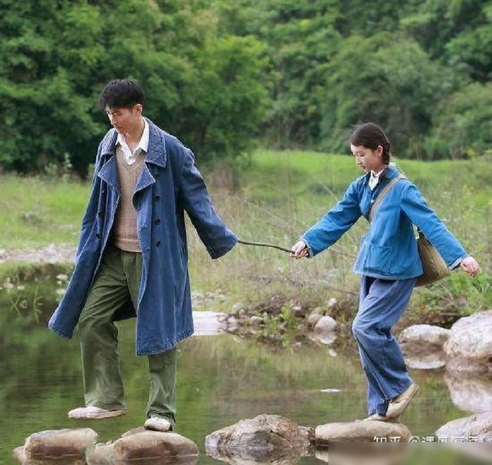 张艺谋拍《山楂树之恋》，把周冬雨逼到高考都没参加，结果拍出来一堆人骂假纯情。
2010年选角，周冬雨还是个高中生，见了张艺谋第一眼，以为遇到骗子。见了窦骁，以为人家演长林。就这么个懵懂丫头，被扔进剧组关了俩月，高考直接错过。
片子上了，票房1.6亿，破文艺片纪录。媒体打分3.88，夸清新质朴。可
