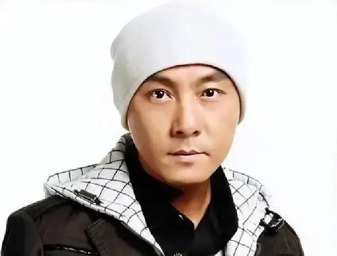 陈道明、李雪健、张国立等38位演艺界前辈联名发声，中国电影表演艺术学会等机构也出面声援。2004年那场假戏真做的剧组风波，直接撕开了当时圈内积压已久的矛盾，也成了张卫健演艺生涯拐点的开始

当年在片场拍戏，正值当打之年的张卫健和谢霆锋，借着拍摄对手戏的由头，对躺在地上的老演员王伯昭动了真格。事情闹大