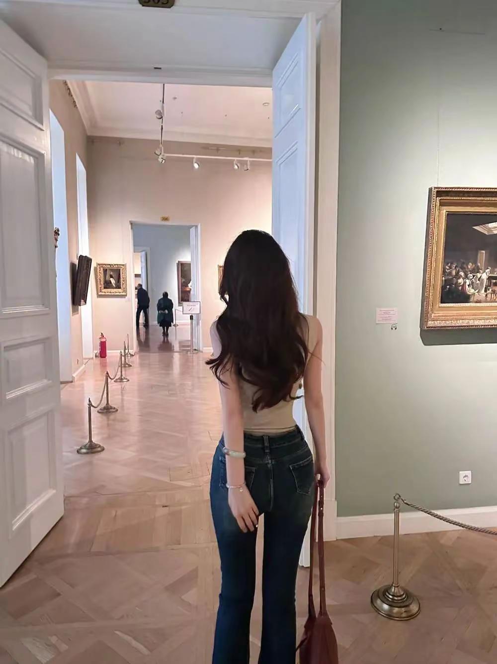 <p>街拍 休闲穿搭 街拍美女 城市夜景 街拍小姐姐穿搭秀 <!--{...