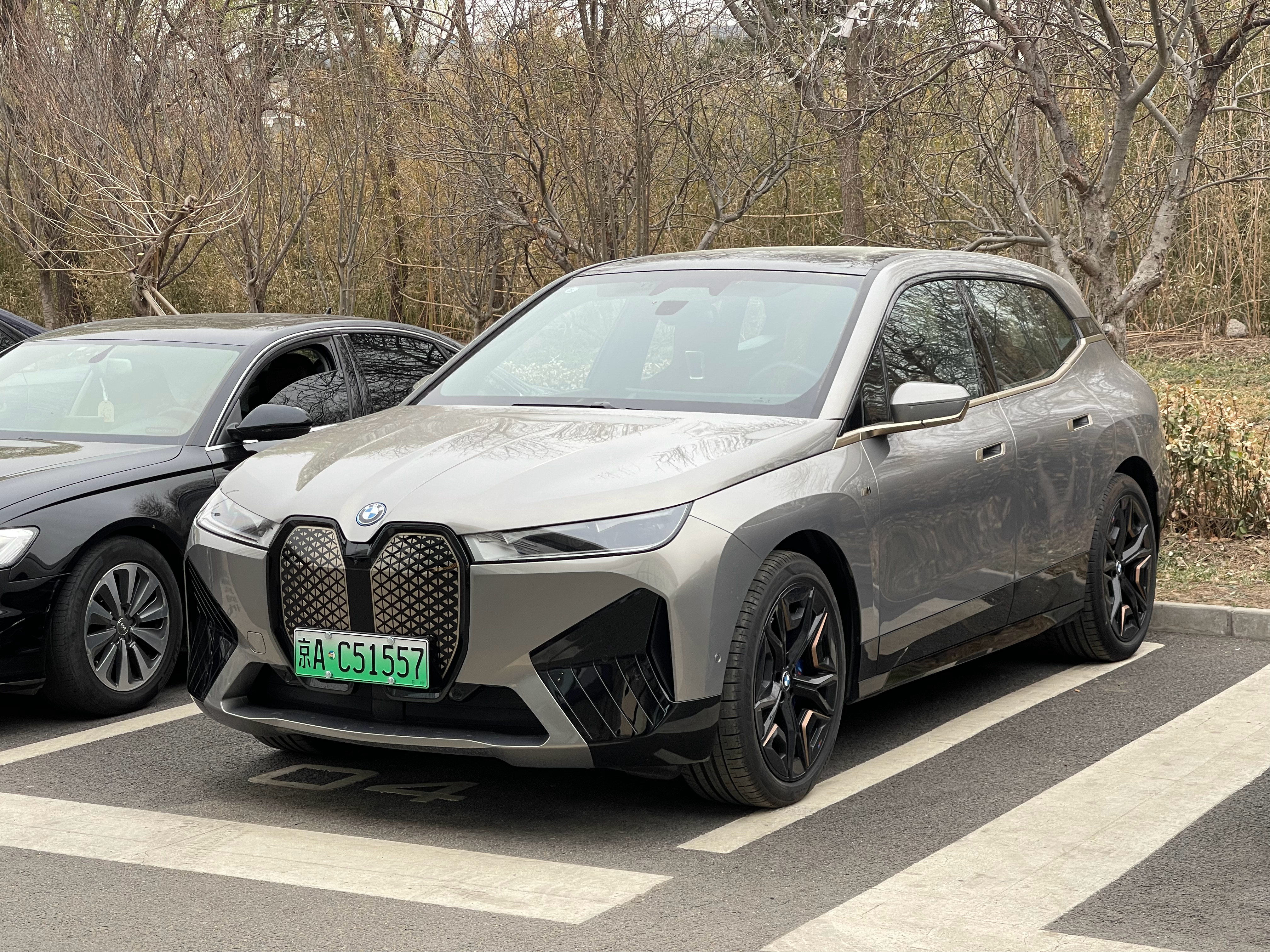 写写试过的中型/中大型纯电 SUV。

2024 款 iX M60，带后轮转向和空气悬架；2026 款 7X 四驱，被动悬架、浮动卡钳（也就是四驱低配）；2026 款 ES6 NT2，固定卡钳、液压 CDC。这几个车型都在 5 m 以下、2.5 吨左右。几台车甚至不是同一天、同一路线开的，轮胎、气温、动力版本也不完全清楚。绝大多数试 ​