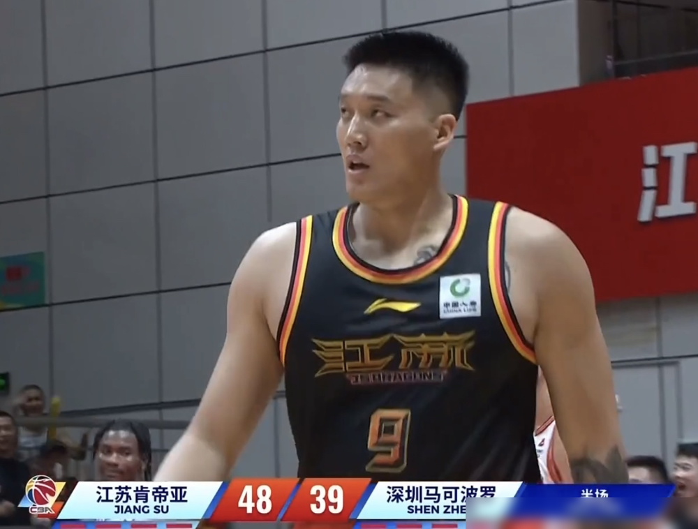半场落后11分，深圳男篮这是怎么了？
一看轮换名单，就9个人在打，替补席空得能开会。
主力锋线王浩然伤了，直接没跟队去客场，新外援巴吉赛前两天才落地，全队连套像样的合练都没跑过。
揭幕战更惨，68比102被上海男篮按着打，篮板输了26个，助攻少了12次，基本属于被人从后场推到前场。
巧妇难为