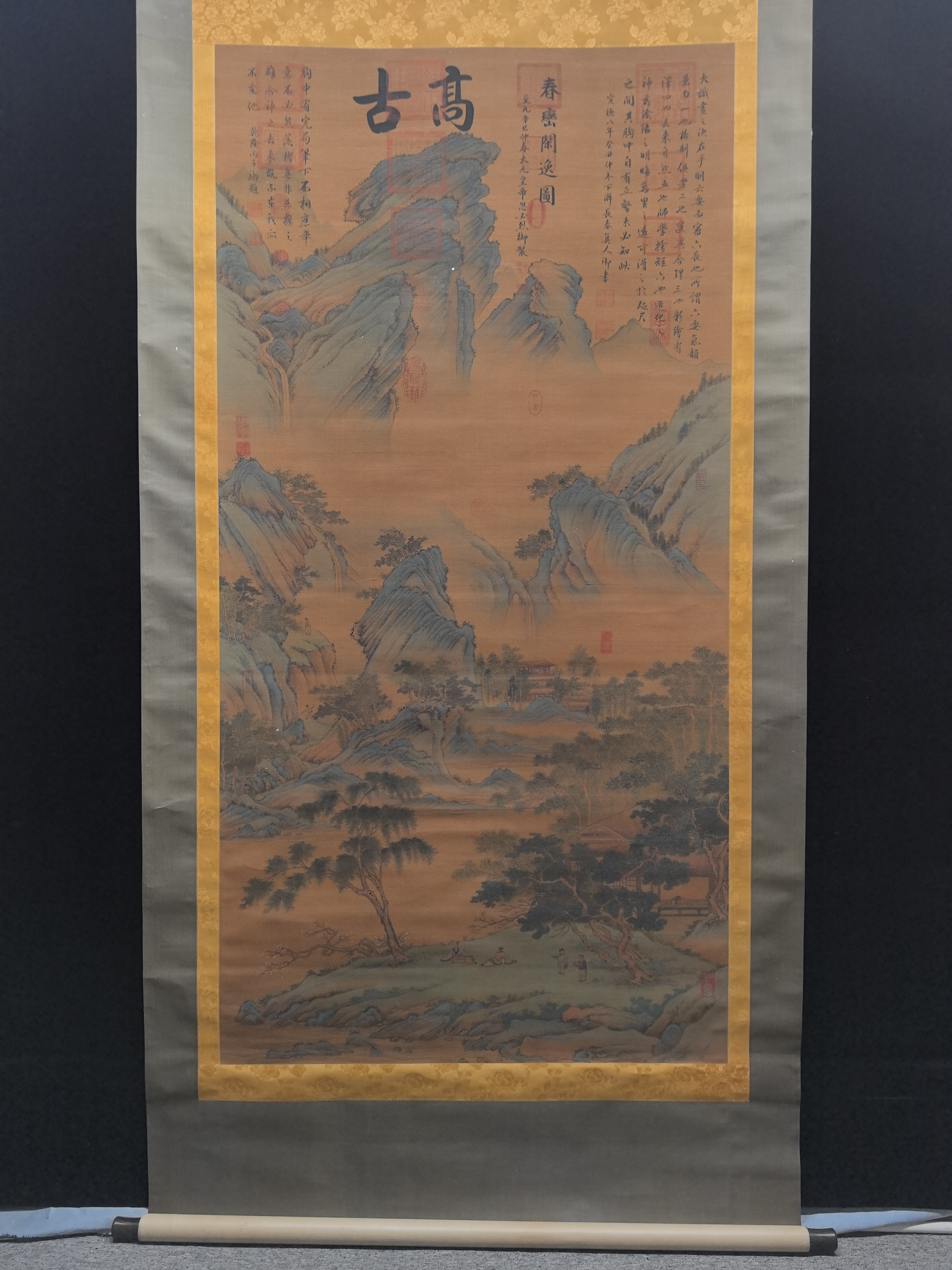 我爷爷走南闯北大半辈子，风里来雨里去，就爱往老巷子旧铺子钻。那天他从外地回来，裹着旧棉袄从布包里小心翼翼掏出这幅画——绢本设色，落款“元世祖忽必烈”，内务府御藏印鉴。画面是《春巒閑逸圖》，青山叠翠，闲云逸致，老爷子戴着老花镜看了又看，手指在绢面上轻轻摩挲，半天没说话，最后只叹了句：“值了。”

有没