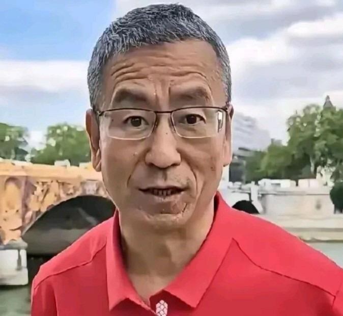 白岩松给儿子取名“清扬”，小名“巴蒂”，这事藏着夫妻俩最朴素的默契。资深球迷老白想用偶像巴蒂斯图塔的名字，妻子朱宏钧偏爱金庸笔下的风清扬，谁也不争，各退一步，大名随妈，小名随爸。白清扬在景山学校那些年，踢球当队长，爱翻历史书，同学里几乎没人知道他爸是谁。白岩松从不逼他争第一，中考前还撂过“考第一就断