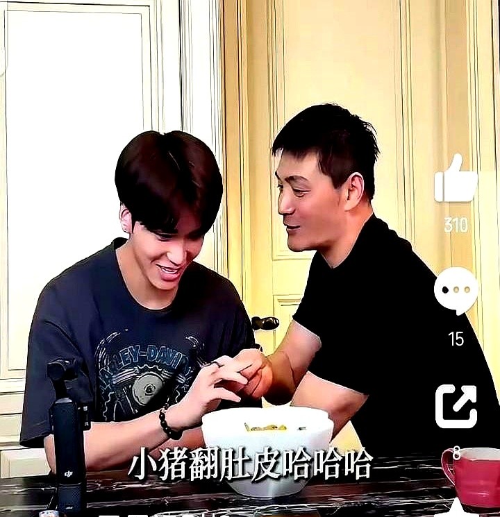 儿子要去《披荆斩棘》，被网友笑话是“小猪翻肚皮”。

当爹的邵兵直接坐不住了。运动员底子出身的他一直有句死规矩：老了不能恶心，面对镜头绝不能糟蹋观众眼睛。早年抓女儿吃饭，这回轮到儿子。

邵兵利索钻进厨房，盘子里码齐紫米、玉米、芋头、花菜和溏心蛋，再搭一杯黑咖啡，亲自盯减脂。邵子恒也只能咬牙配合，大