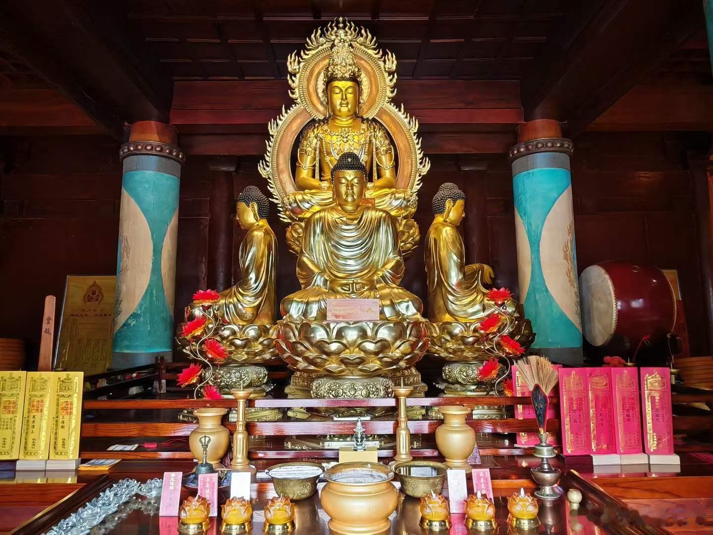 八字里食伤制杀，大多是没背景，但身怀本事的人。身边到处是靠人情、靠关系的人，想要站稳脚跟，靠的就是自身专业能力。 ​​​
