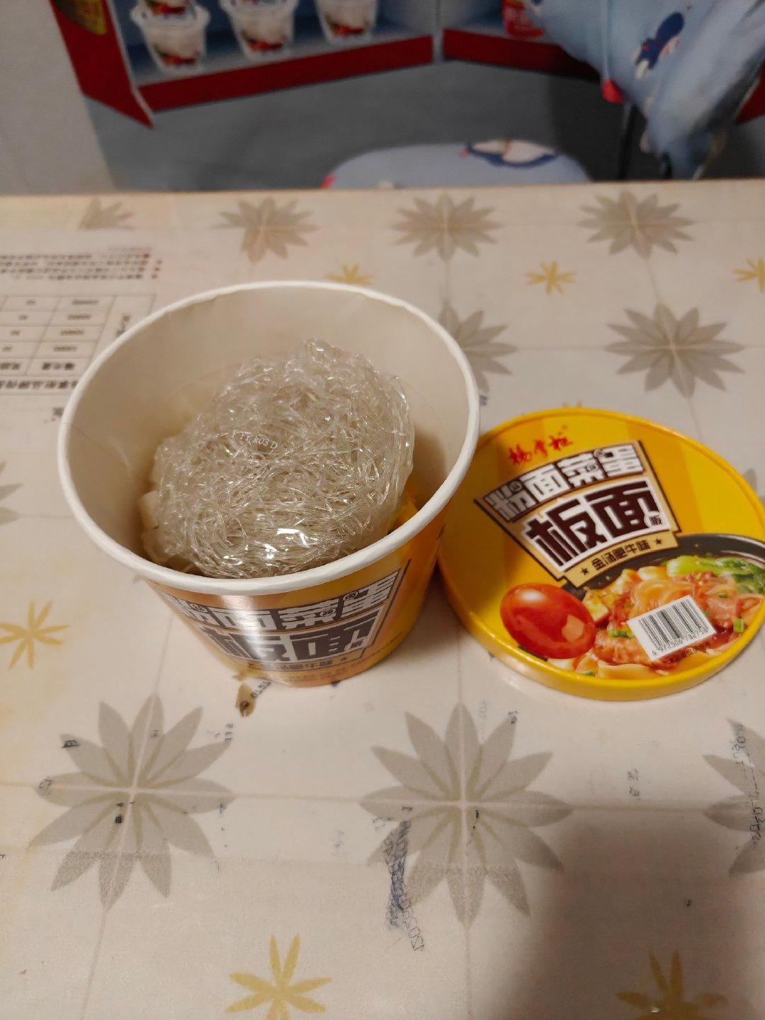 #小米18Fold#热搜刷不停，全新折叠屏配置看得人心动。暂时还换不起新机，捧着泡面默默观望，坐等大佬实测，看看这台旗舰到底有多强悍。 ​