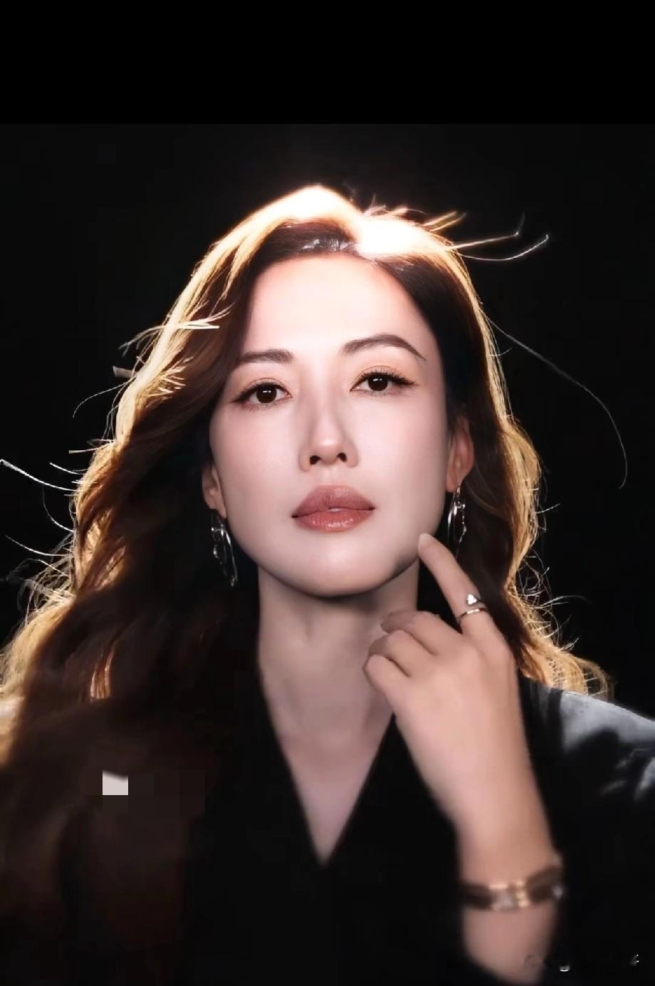 李施嬅太美了，美得让人无法呼吸，从布衣神相开始喜欢你，看你一路走来，从...