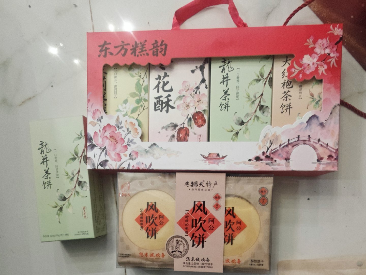 #陈瑶[超话]##外面纷纷扰扰,七仔亲爱到老# 

感谢我的七仔好朋友送给我的一大箱零食！

还有各种茶叶！！

好大一箱！都是好吃好喝的！！

深情厚谊，铭记于心！！

感谢！感激！感恩！

我准备看电视的时候全炫了！！[色][色]

​