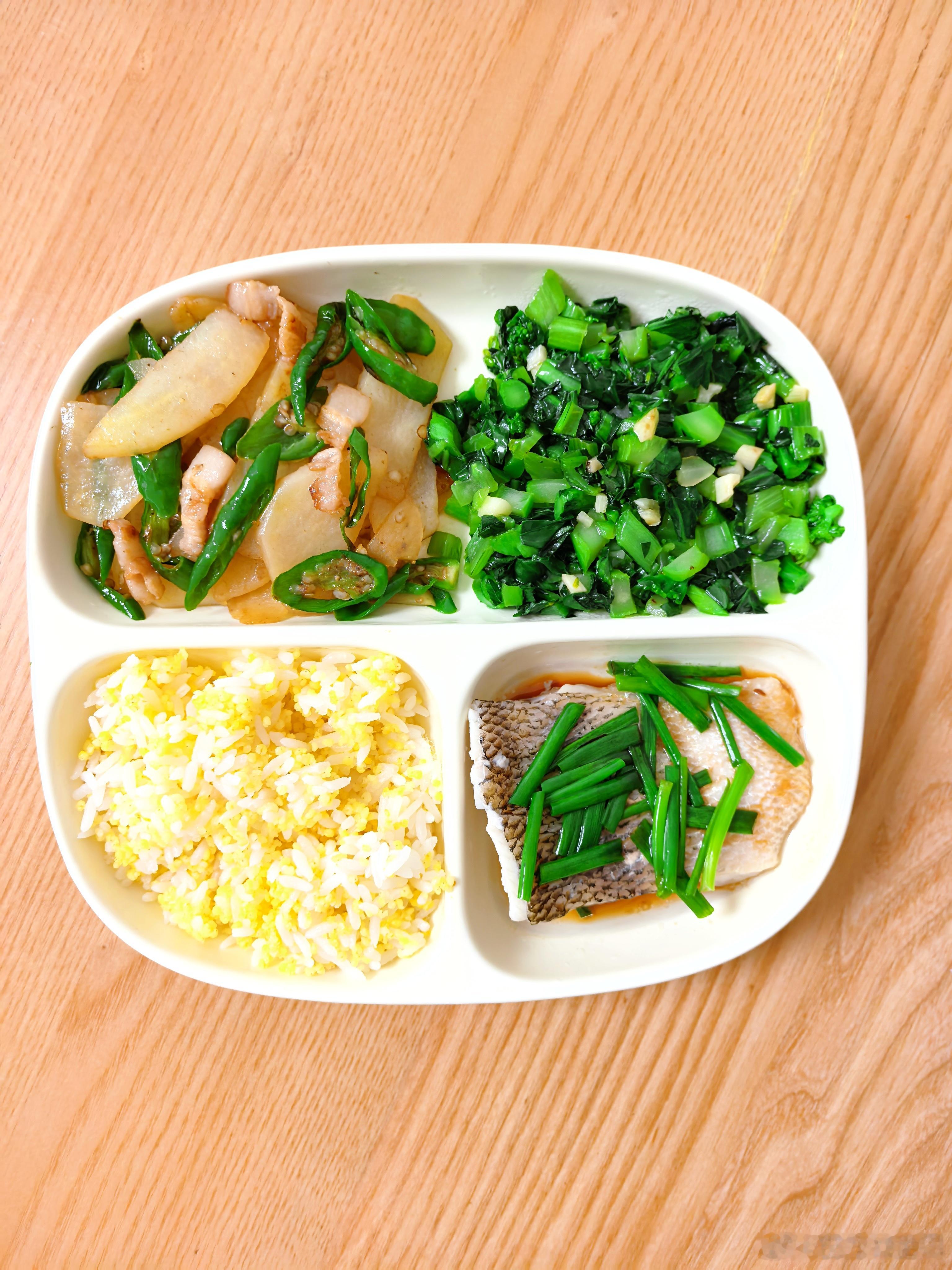 [微风][微风]20260924今日午餐：

  蒸鲈鱼+青椒土豆炒五花肉+蒜蓉菜心+二米饭～

  吃完这顿，冰箱冷藏的新鲜食材只剩下一颗大白菜，一把葱，一根小黄瓜和一块姜了。

  晚上不做饭了，开始给自己放假[嘻嘻][嘻嘻]

#一日一食一记[超话]##家常菜##陈翔舞台下观众齐喊毛晓彤#
哈哈哈，
当年的这个八卦 ​