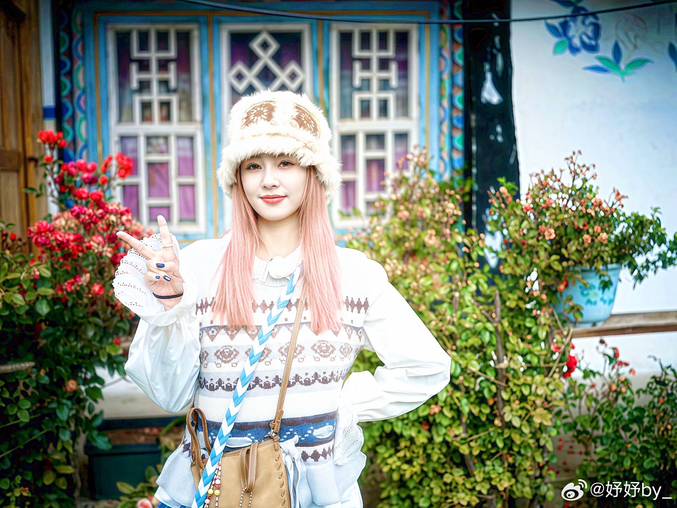#白鹿[超话]#  晚风轻踩云朵，月亮在贩卖快乐。𝒯𝒽𝑒 𝑒𝓋𝑒𝓃𝒾𝓃𝑔 𝒷𝓇𝑒𝑒𝓏𝑒 𝓉𝓇𝓊𝓂𝓅𝓈 𝑜𝓃 𝒸𝓁𝑜𝓊𝒹𝓈, 𝓉𝒽𝑒 𝓂𝑜𝑜𝓃 𝒾𝓈 𝓈𝑒𝓁𝓁𝒾𝓃𝑔 𝒽𝒶𝓅𝓅𝒾𝓃𝑒𝓈𝓈.🍍 ​
