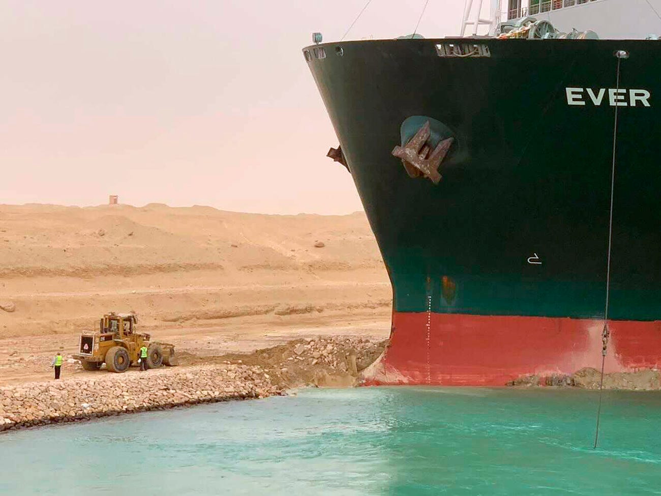 埃及運河擱淺巨輪旁“渺小”挖掘機的工人: 面對梗圖笑不起來-圖3