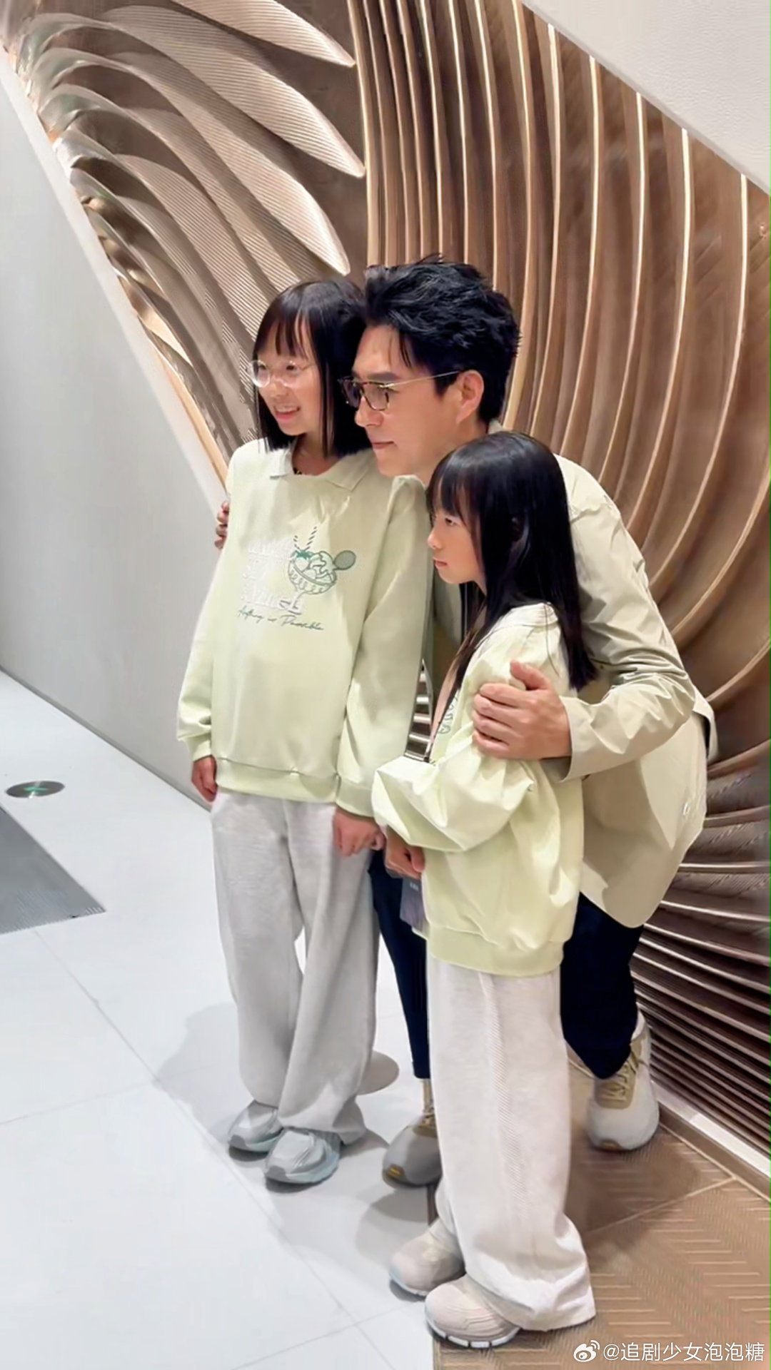 #笙笙镜头下的靳东马龙##靳东马龙面对萌娃完全慈父来的# 
笙笙完全梦中那闺女来的，这次直接在上海街头拍到了靳东和马龙，两位在萌娃的镜头下，展现了退去成熟稳重下的温柔感，一个比一个温柔，完全慈父来的！ ​