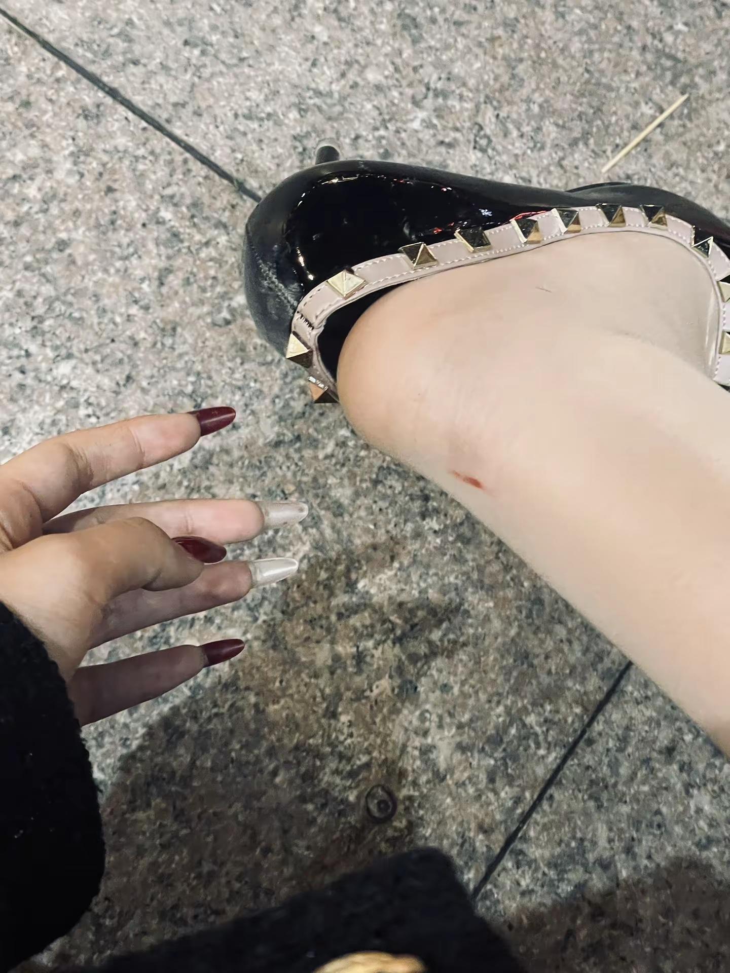 从小到大一直羡慕穿高跟鞋的成熟知性大姐姐轮到自己了 这下不羡慕了 脚后跟磨破了