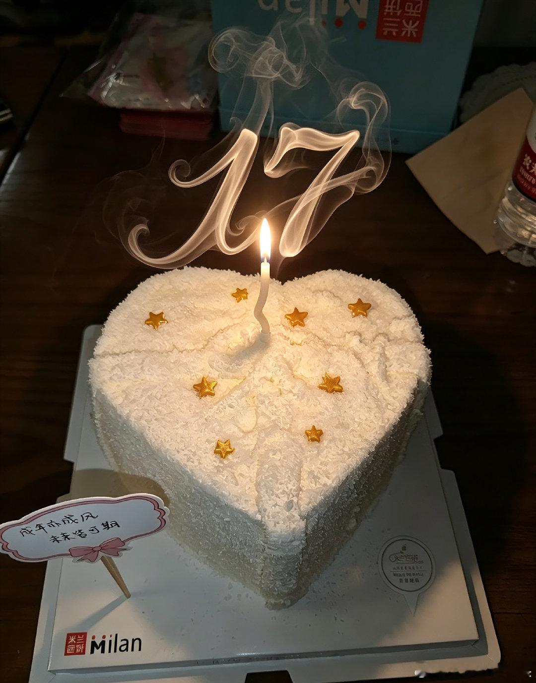 #张艺凡[超话]##艺起爱信箱# 今天过生日 宝宝们阔以祝我生日快乐嘛🥹 ​