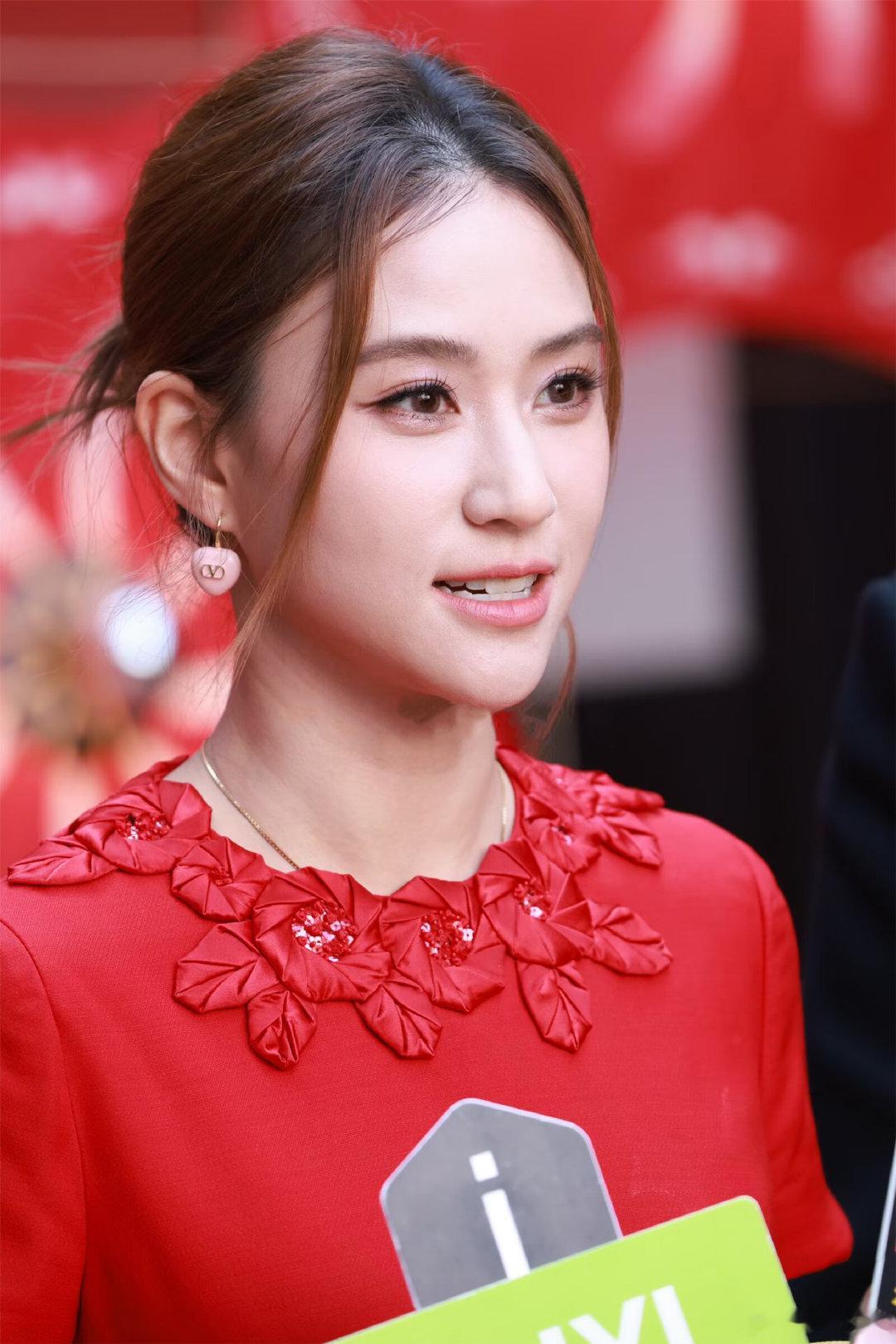 何超莲 华伦天奴活动生图，红色裙装贵气十足#何超莲[超话]# ​