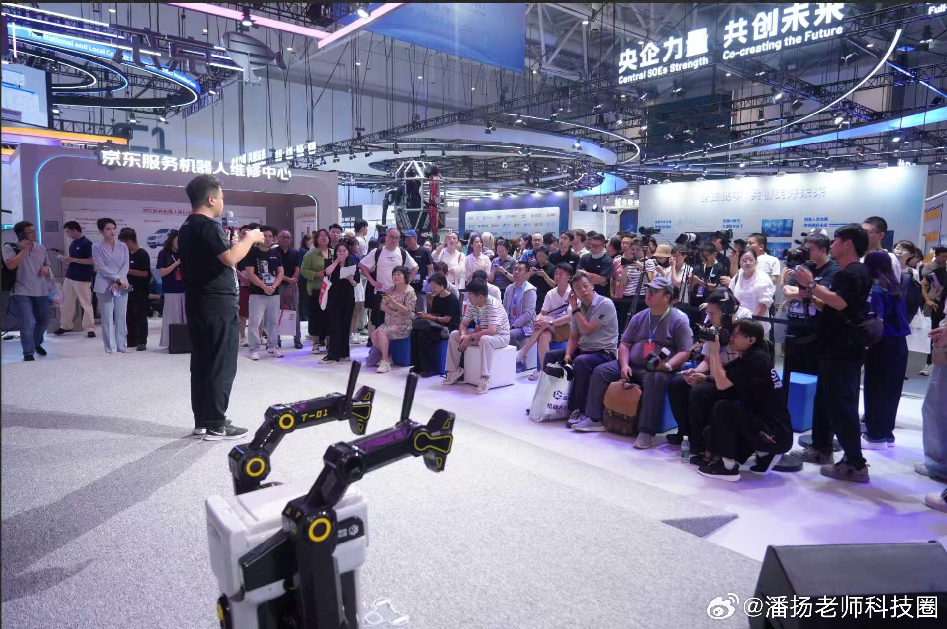 人形机器人一定要长得像人吗？看透行业两大路线：好看，和好用，根本是两件事 
经常逛科技展会、看机器人发布会的朋友，应该都有一个非常直观的感受： 
所有机器人展区里，人气最高、拍照最多、最吸引普通观众驻足的，永远是长得最像人的那一类。 
会挥手、会鞠躬、会跳舞、会做各种拟人动作，外观精致 ​