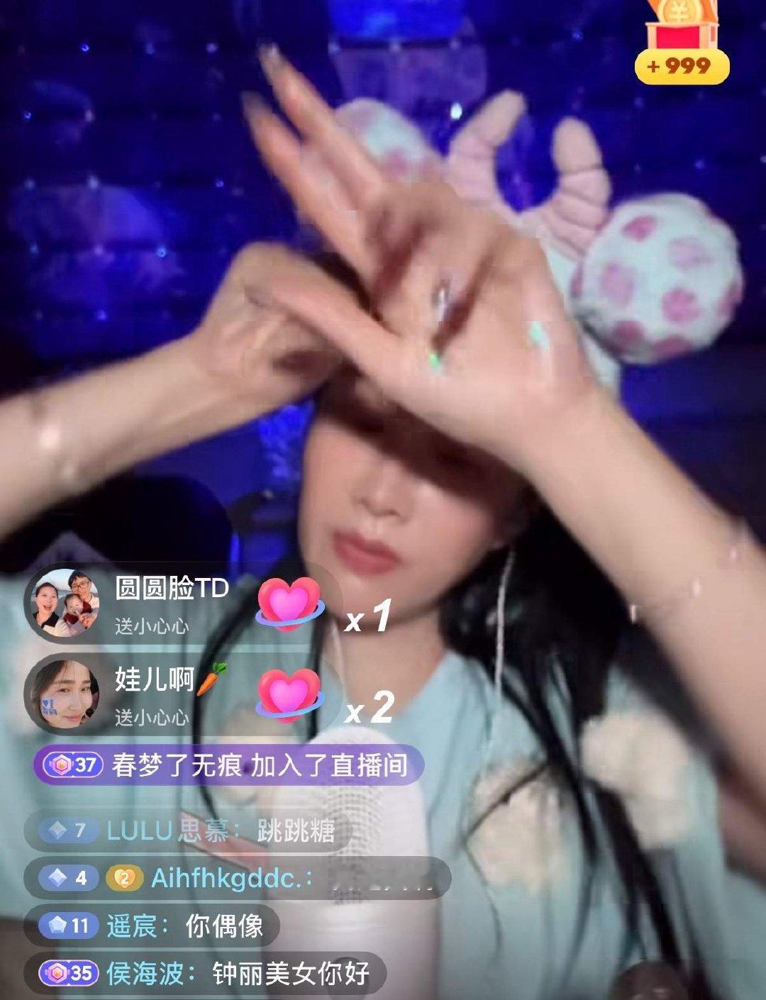 钟丽缇直播间就这么一句话不说，居然有8万人在线，据说她现在是助眠主播，手指头捏捏这个，掐掐那个，有时候还手舞足蹈几下，就有这么多人喜欢看，这明星效应也太强大了，主要现在她也不咋好看，美颜给脸拉的可长了，但是就是有这么多人去看，真的很不解。 ​