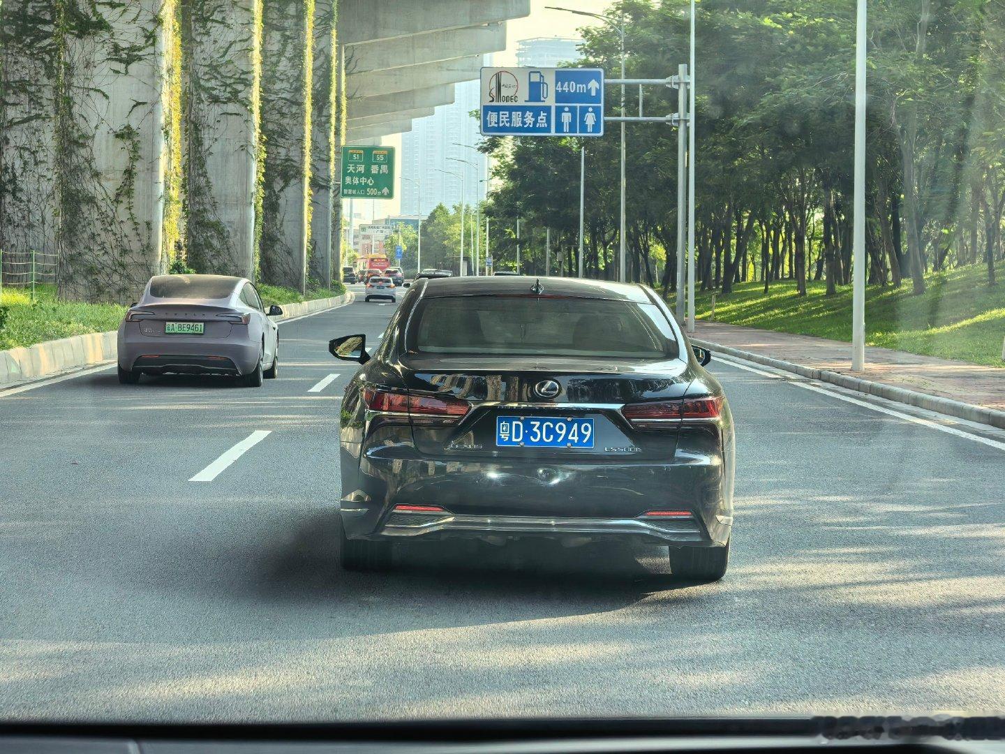 在广东，雷克萨斯LS的能见度真高。

一天能见好几台… ​
