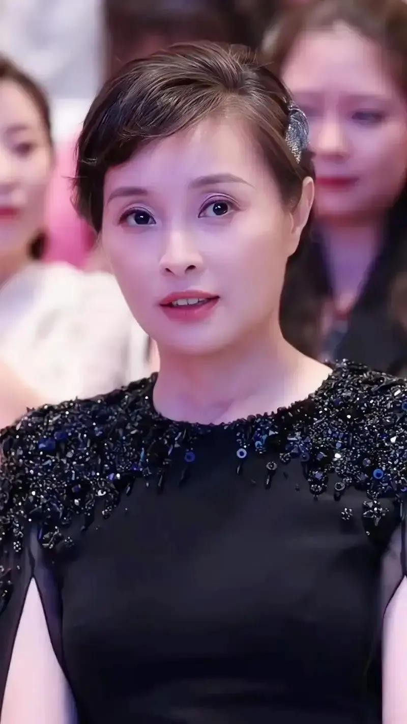 53岁的吴越做了一笔让圈里人直摇头的买卖：卖掉佘山300多平别墅，换静安区医院旁220平大平层，外人算的是面积与保值，她算的却是父亲的健康——这笔账，她甘愿&34;亏&34;。

主要信源：（中华网——吴越为照顾父亲搬到大平层 孝心与责任并行）

在上海静安区一条种满法国梧桐的街道旁，一套220平的大平层里。
