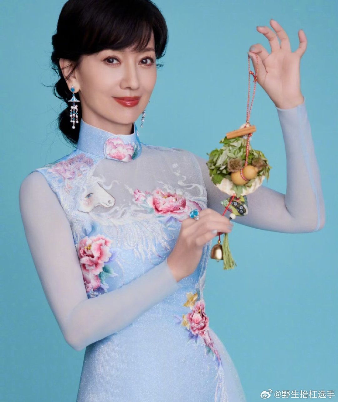 #私生跟车赵雅芝 虐待老人#ss居然跟车赵雅芝，不懂这是要干嘛，不要虐 待老人了啊，还是保持安全距离吧！[允悲]#十一刷到宝了# ​