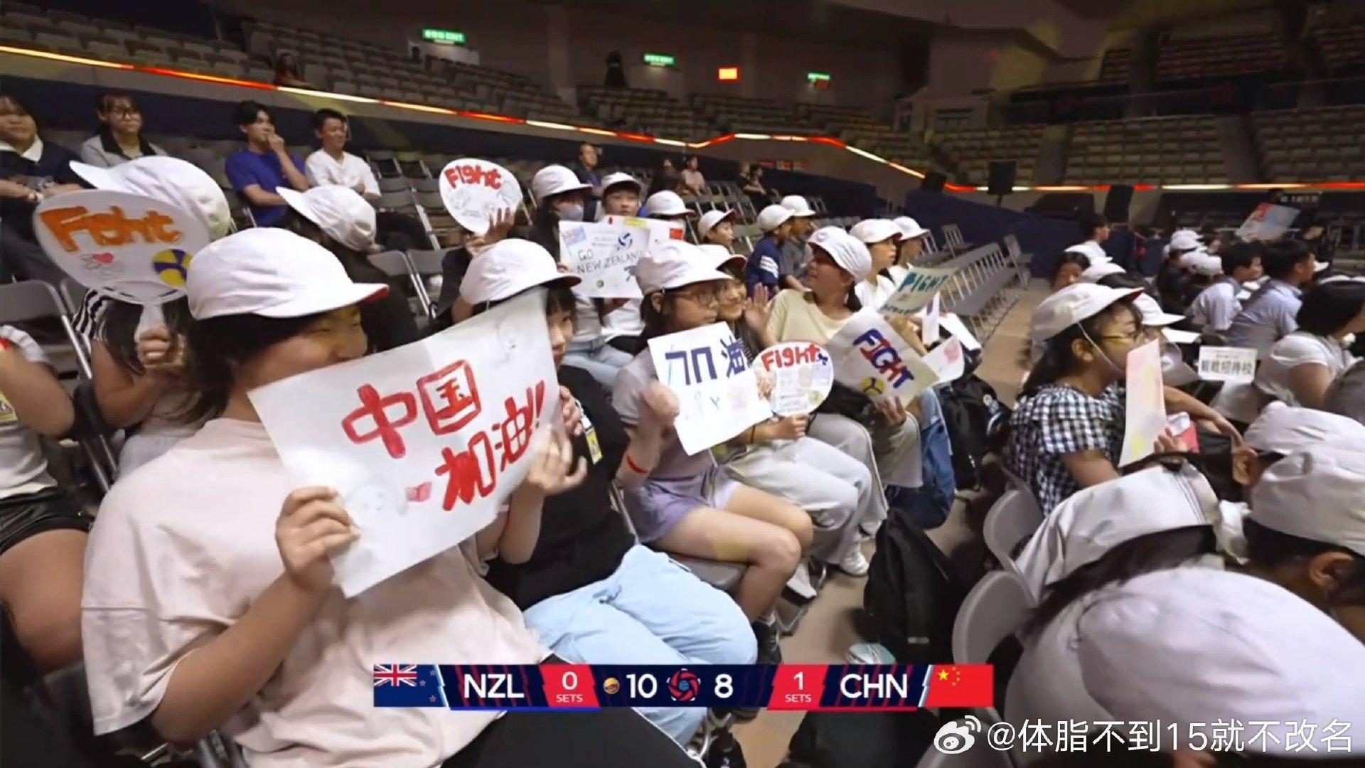 看着像是官方组织了日本小学生来集体观赛，同时还让小孩们给两边队伍都画了应援图#男排亚锦赛##中国男排vs新西兰男排# ​
