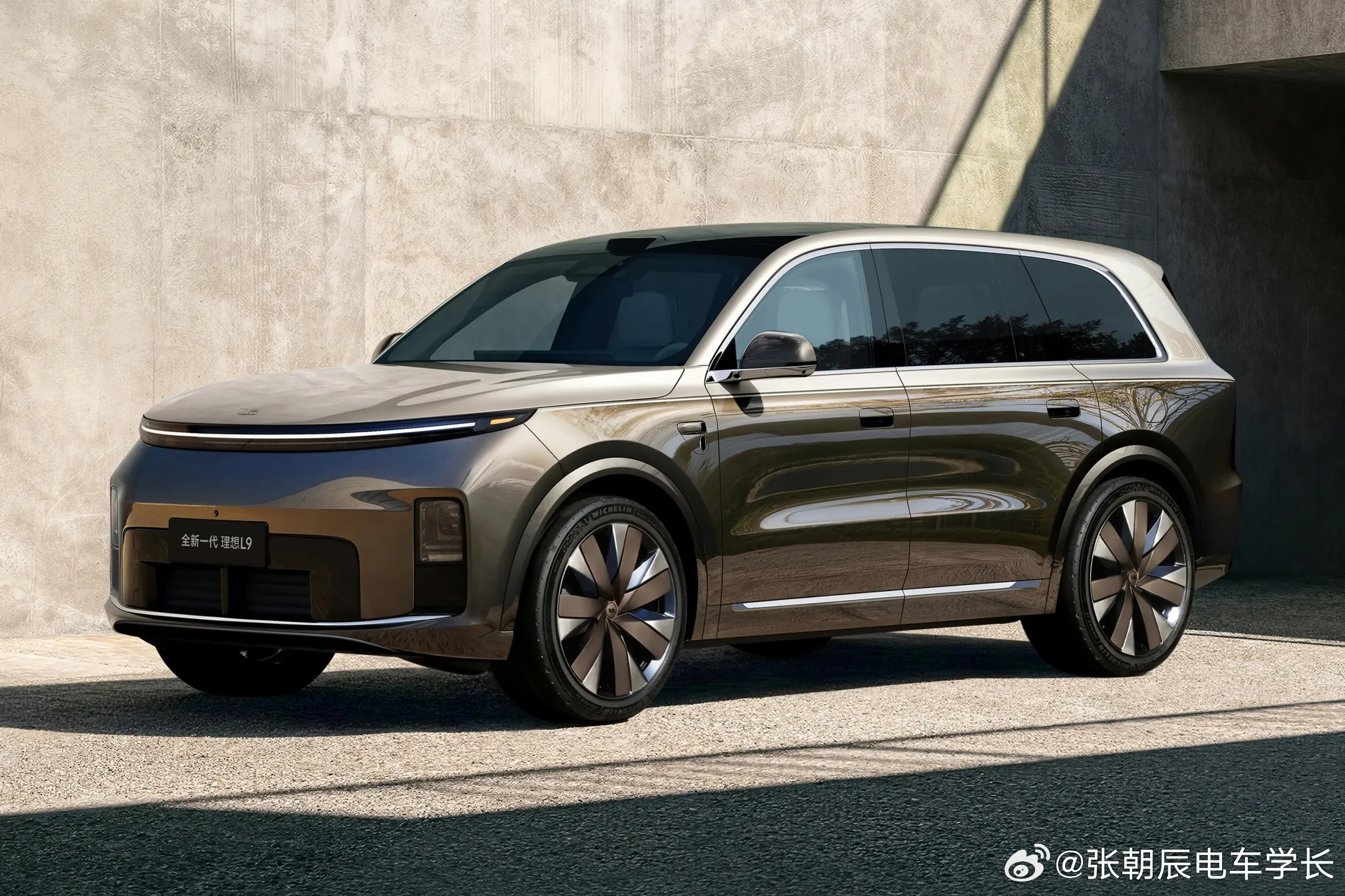 日前，理想汽车公布2026年第二季度财报。今年第二季度，理想汽车交付新车98330辆，环比增长3.4%；季度营收达到257亿元，环比增长11.7%；整体毛利率为11.0%，环比提升3.1个百分点。报告期内，理想汽车研发费用达到28亿元，研发费用率10.8%。展望2026年第三季度，理想汽车预计车辆交付量为9.5万辆至10万 ​