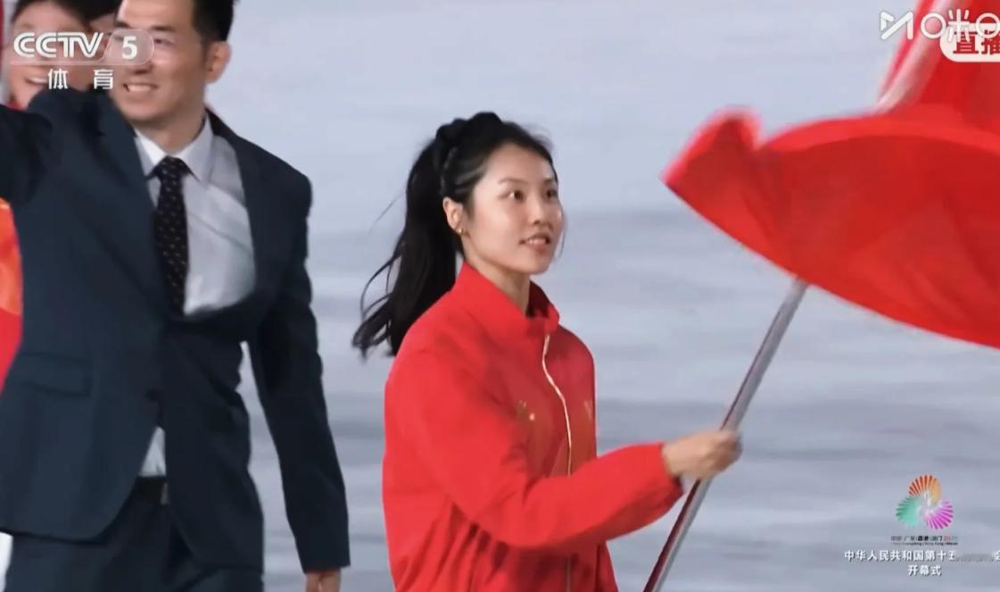 看到全运会的河南旗手我就懵了， 人们猜测的朱婷竟然没有来， 来的却是另...