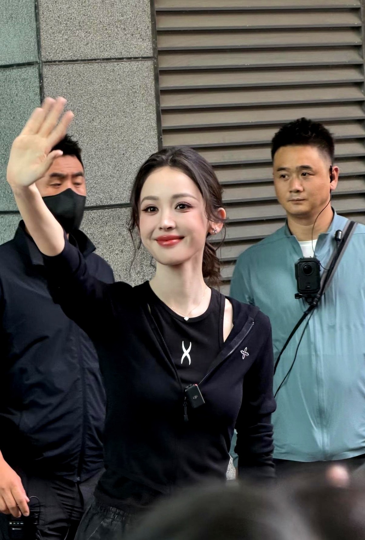 娜扎一露面，那张脸硬生生让人看出了舒淇的影子。

镜头扫过全身，身子薄得像张纸，锁骨深得能盛水。路人手机直拍的画面里，她身上几乎挂不住一丝多余的肉，瘦得让人倒吸一口凉气。

为了吃这碗上镜饭，女明星在饭桌上简直是跟自己死磕。一口菜嚼二十下，碳水几年不碰，这份极端的自律常人根本扛不住。

美是真美，狠