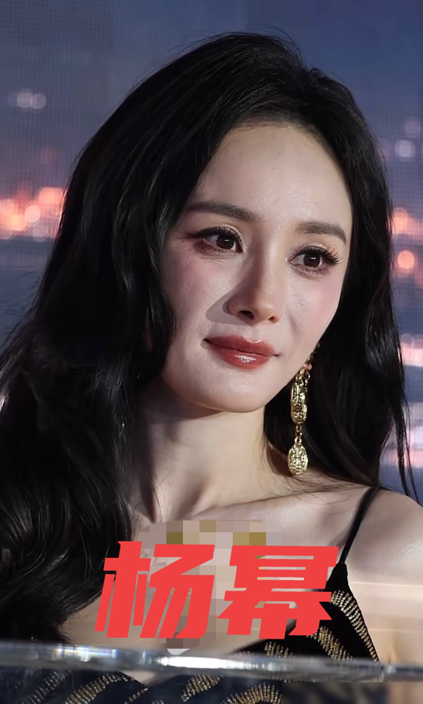 杨幂刚过完40岁生日，生图先炸了。
无滤镜镜头里，细纹、眼窝、法令纹全被放大，跟精修图一比，评论区立马喊垮了。
可户外路透里，她皮肤紧致、防晒在线，状态又没崩。
她自己不装，采访里说皱纹是勋章，平时拿蓝莓草莓树莓替零食，还素颜演底层角色。
同龄对比更扎心：唐嫣靠骨相和体态被夸教科书，刘亦菲、