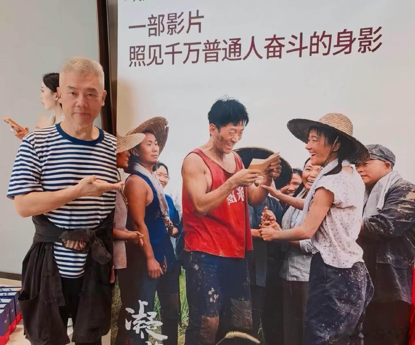 《凝脂手》，谁的手？
 一个坏老头儿

《凝脂手》这样的电影，你不用“走个面儿”，只要进了电影院，你会动容，会走心。
不是为胡玫导演，不是为演员，而是为良知、为自己、为那些悲悯的小人物。
 
胡玫这一次把镜头沉到底层，对准一群说着湖北钟祥镇上土话的普通小人物。影片由张法纯编剧，焦俊艳饰演 ​