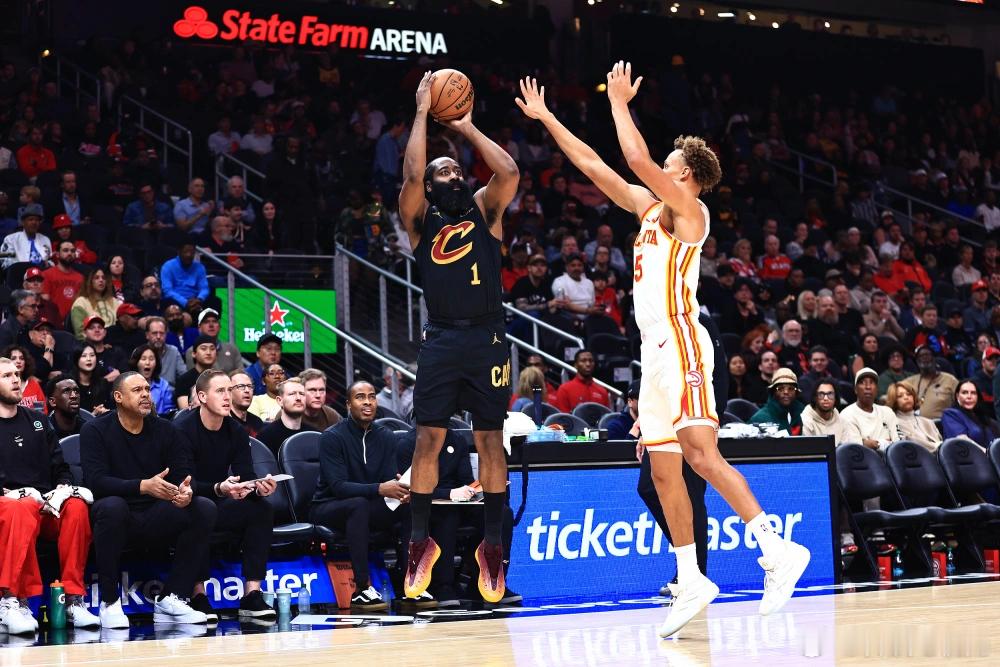 骑士负老鹰！米切尔19中7连丢绝平三分 哈登24分奥孔古29+12
NBA常规赛骑士客场111-114不敌老鹰，骑士三连胜被终结，老鹰则是终结扎心的三连败；此役骑士首节28-16领先12分，可次节场上形势突变，老鹰单节30-16扭转局面，下半场老鹰一直占上风，末节再次领先到两位数，骑士顽强反扑却无缘逆转，最终老鹰 ​