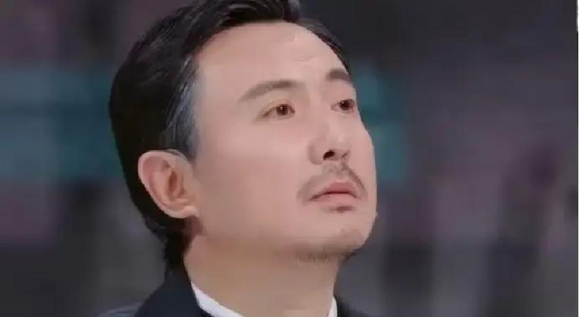 两个加起来几百亿票房的老男人在台上发癫，杀伤力到底有多大？
沈腾前脚刚指着黄渤喊“白白胖胖”，嚷嚷着要当场分手；
黄渤后脚就能秒接一句“带着你的冷酷无情找你师哥去吧，收起你那些鱼尾纹”。
最绝的还是那个扔手机的戏码。
沈腾假模假样把手机当水漂甩出去，嘴里念叨着要“淹死回忆”，黄渤二话不说，立