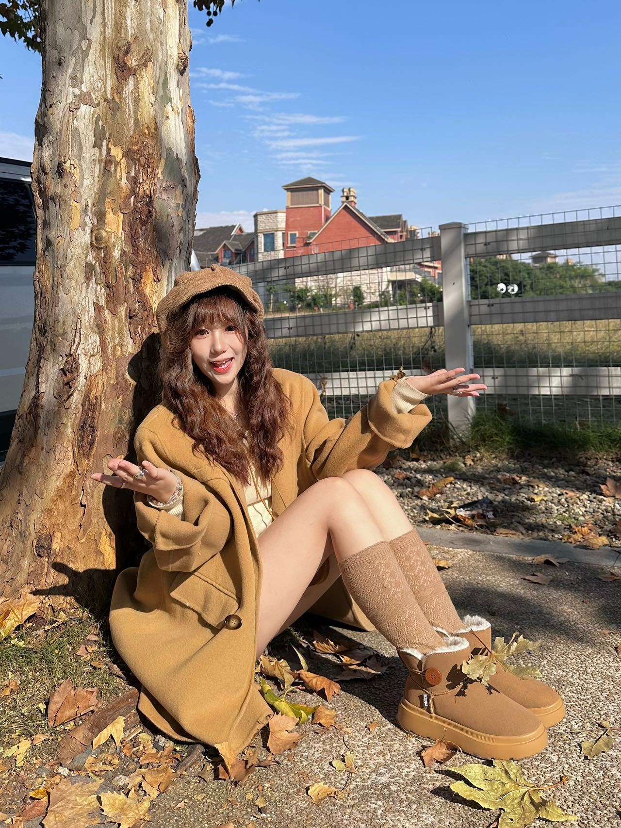 成都的太阳终于“上线营业”啦☀️！拉着闺蜜冲去三圣乡晒太阳，幸福感直接爆棚～红枫🍁配大草坪也太绝了！阳光透过枝叶洒下斑驳光影，随便站都出片📸～捧着热咖啡☕️瘫在草坪上，风里都是草木香，这才是成都周末的正确打开方式呀！ ​​​