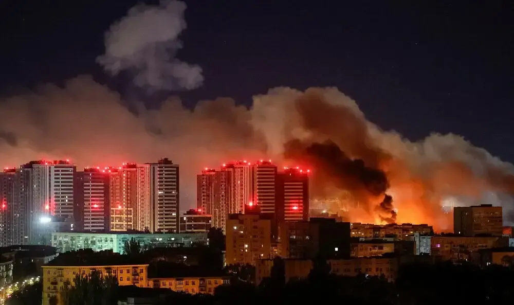 9月8日凌晨，俄军恢复对基辅的空袭，这次用的不是普通武器——弹道导弹、巡航导弹、反舰导弹、喷气式无人机，几乎把家底都亮出来了。

但如果你只盯着&34;炸了多少楼、伤了多少人&34;，那就看浅了。

真正值得盯住的，是那些看起来不在前线、却能决定一座城市还能不能正常生活的东西。

一座变电站停摆，可能不是一个数